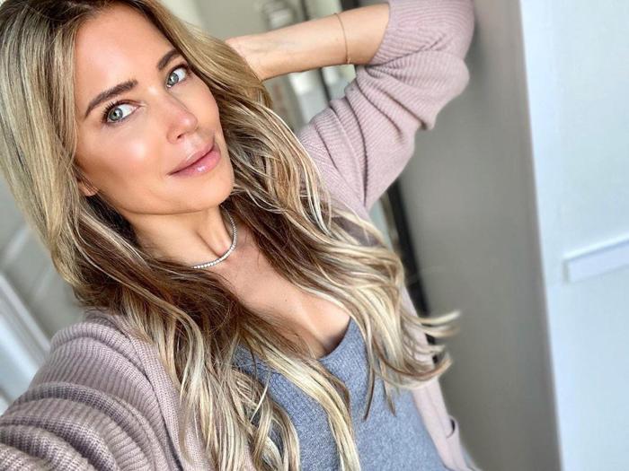 Sylvie Meis, düğüne ayna ile hazırlanıyor