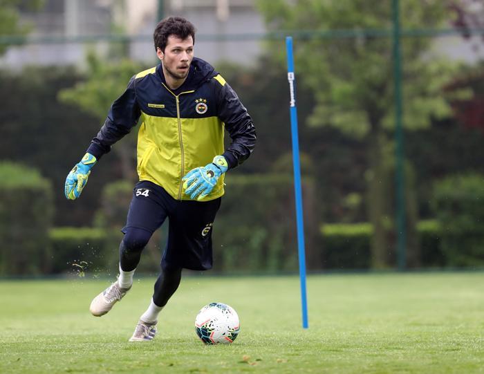 Fenerbahçede çalışmalar devam ediyor Sosyal mesafe kuralı...