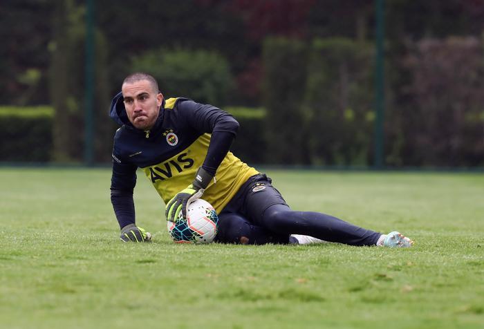 Fenerbahçede çalışmalar devam ediyor Sosyal mesafe kuralı...