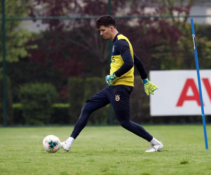 Fenerbahçede çalışmalar devam ediyor Sosyal mesafe kuralı...