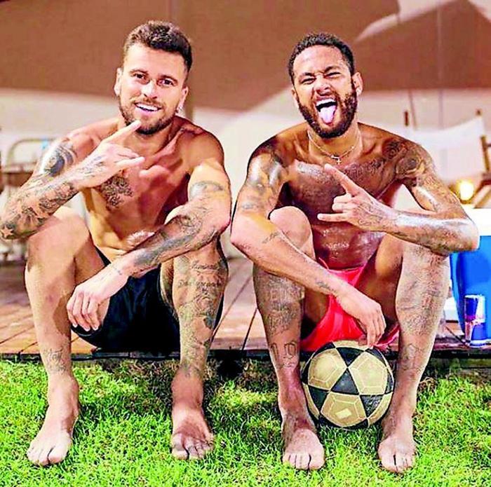 Neymar, karantina günlerinde hayatın tadını çıkaranlardan