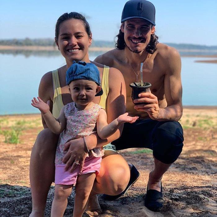 Cavani ailesiyle birlikte karantina pozu verdi