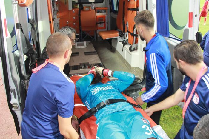 Sivasspor kalecisi Samassa hastaneye kaldırıldı