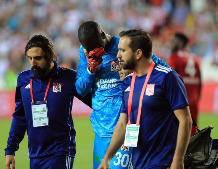 Sivasspor kalecisi Samassa hastaneye kaldırıldı