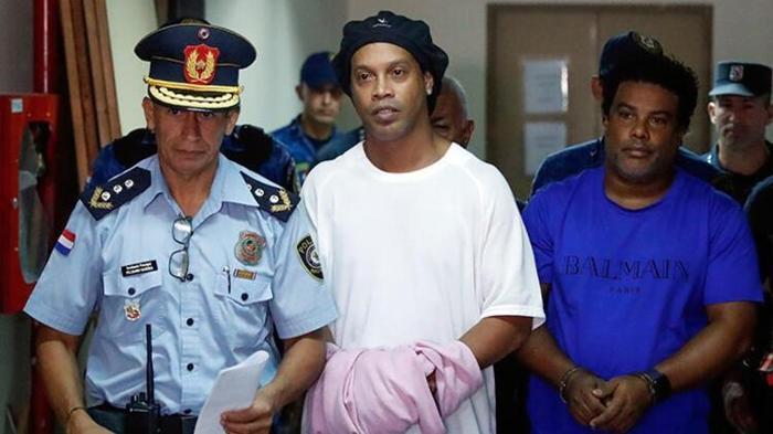 Ronaldinho ev hapsinde canlı yayına katıldı
