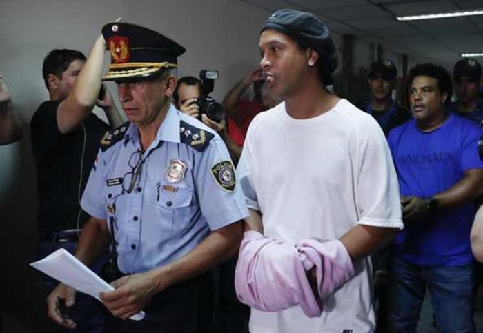 Ronaldinho ev hapsinde canlı yayına katıldı