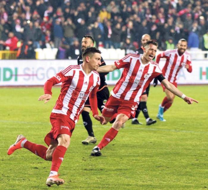 Son dakika | Galatasaray, Mert Hakanla anlaştı İşte giyeceği forma...