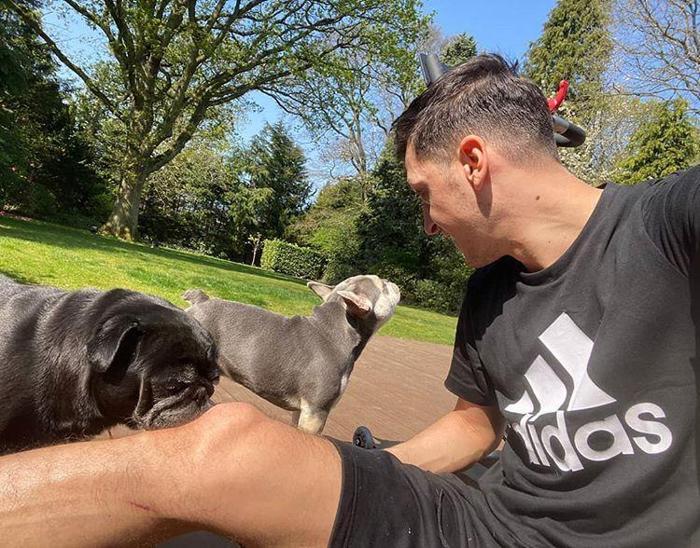Mesut Özil kadim dostlarını da ihmal etmiyor