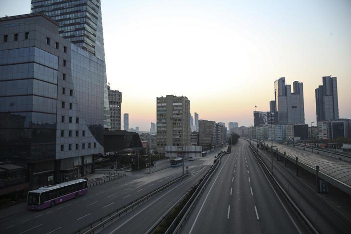 Sokağa çıkma yasağının ardından İstanbulda tarihi görüntüler