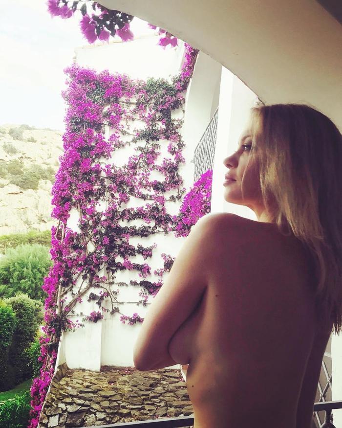 Ünlü model Anna Falchi, Lazionun Inter galibiyeti sonrası yine soyundu