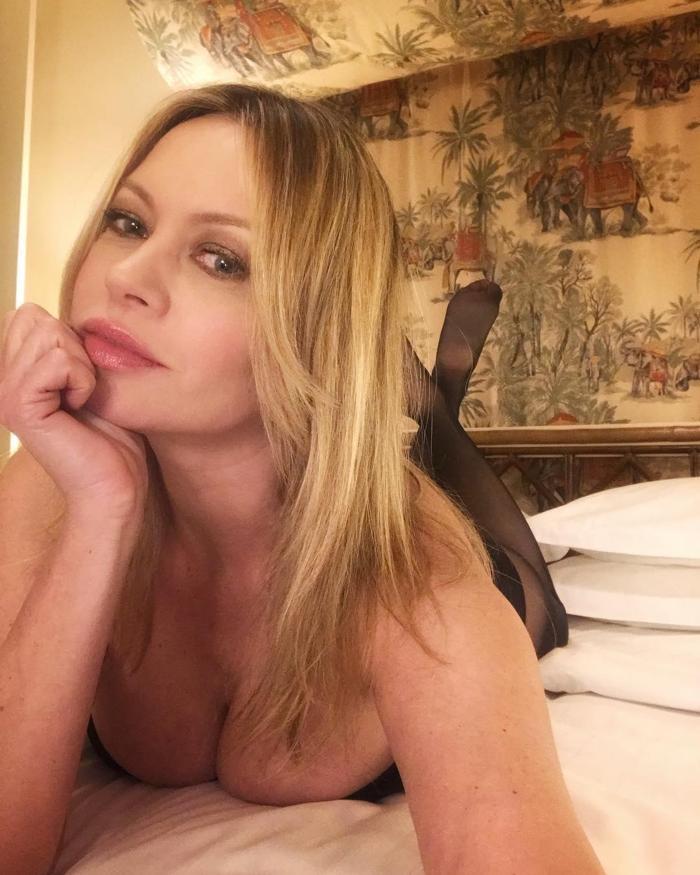 Ünlü model Anna Falchi, Lazionun Inter galibiyeti sonrası yine soyundu