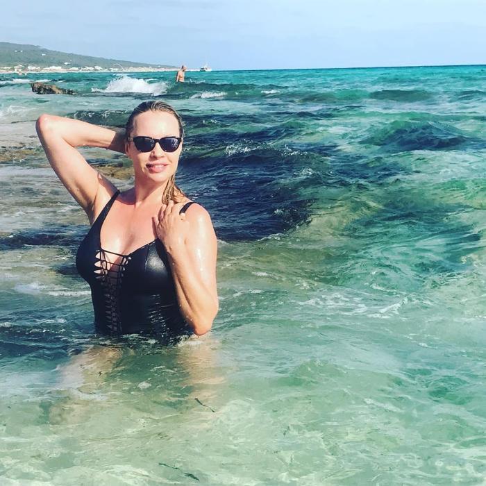 Ünlü model Anna Falchi, Lazionun Inter galibiyeti sonrası yine soyundu