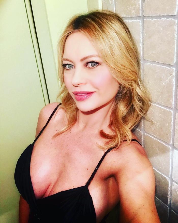 Ünlü model Anna Falchi, Lazionun Inter galibiyeti sonrası yine soyundu