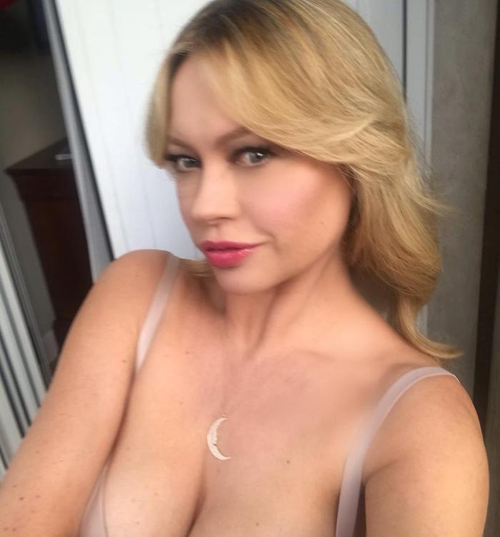 Ünlü model Anna Falchi, Lazionun Inter galibiyeti sonrası yine soyundu
