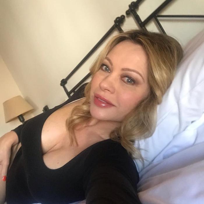 Ünlü model Anna Falchi, Lazionun Inter galibiyeti sonrası yine soyundu
