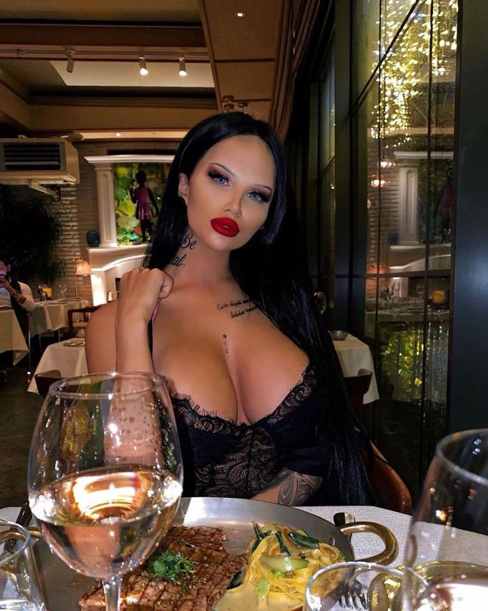 Enise Sude isimli Instagram kullanıcısı, Dorukhan Toközün attığı mesajları ifşa etti