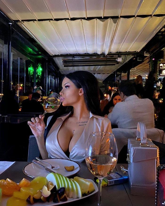 Enise Sude isimli Instagram kullanıcısı, Dorukhan Toközün attığı mesajları ifşa etti