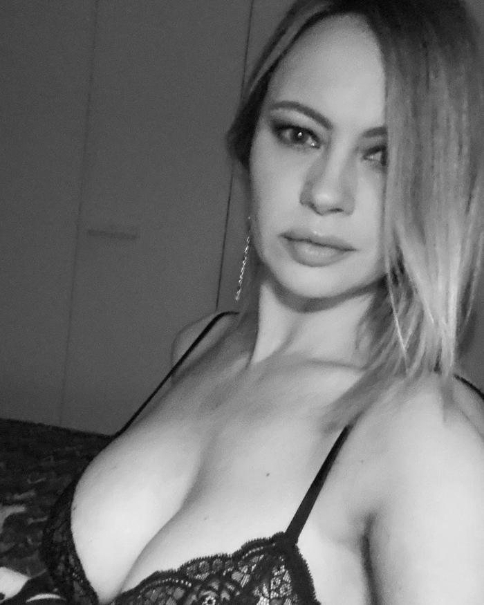 Ünlü model Anna Falchi, Lazionun Inter galibiyeti sonrası yine soyundu