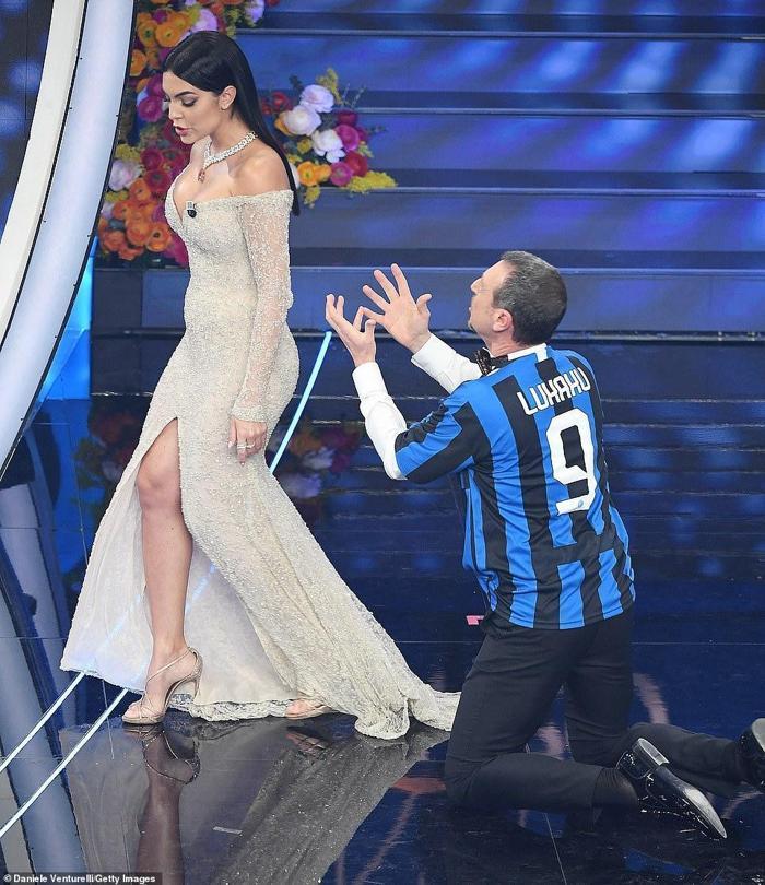 Cristiano Ronaldonun sevgilisi Georgina Rodriguezden sürpriz