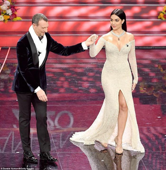 Cristiano Ronaldonun sevgilisi Georgina Rodriguezden sürpriz