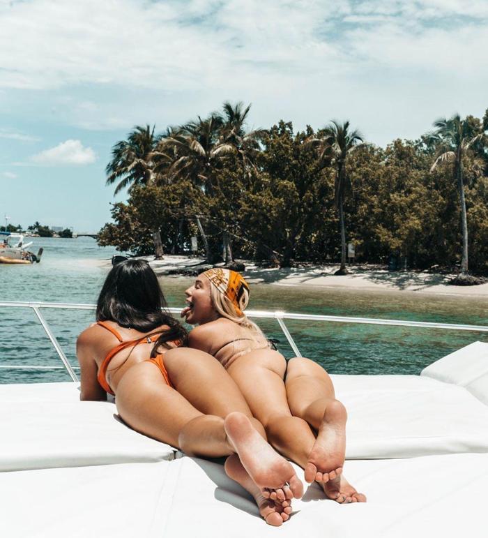 Dünyanın kitlendiği maçta skandal görüntü Instagram modeli sahaya fırlayıp iç çamaşırlarını gösterdi