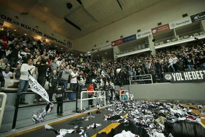 Beşiktaş taraftarından Elazığdaki depremzedelere yardım