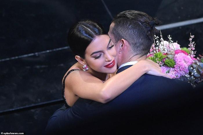 Cristiano Ronaldonun sevgilisi Georgina Rodriguezden sürpriz