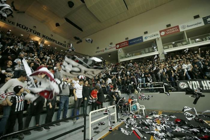 Beşiktaş taraftarından Elazığdaki depremzedelere yardım