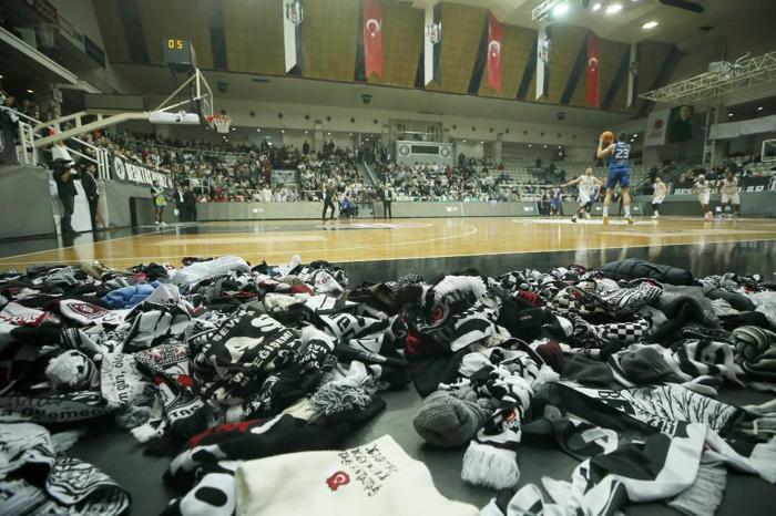 Beşiktaş taraftarından Elazığdaki depremzedelere yardım