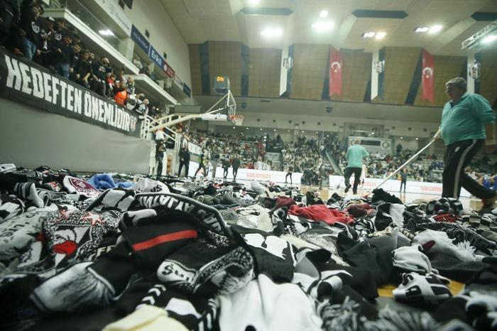 Beşiktaş taraftarından Elazığdaki depremzedelere yardım