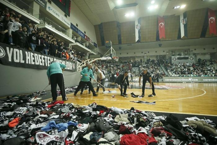 Beşiktaş taraftarından Elazığdaki depremzedelere yardım
