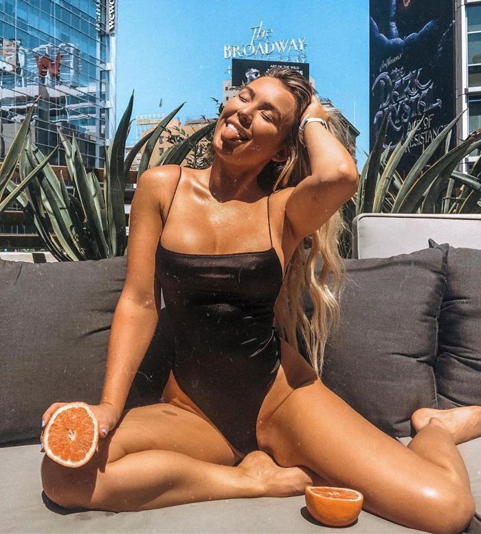 Dünyanın kitlendiği maçta skandal görüntü Instagram modeli sahaya fırlayıp iç çamaşırlarını gösterdi