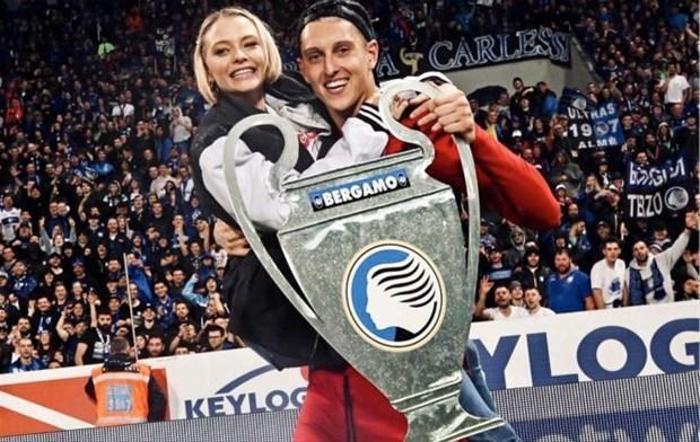 Futbolcu sevgilisiyle top oynarken koltuktan düştü