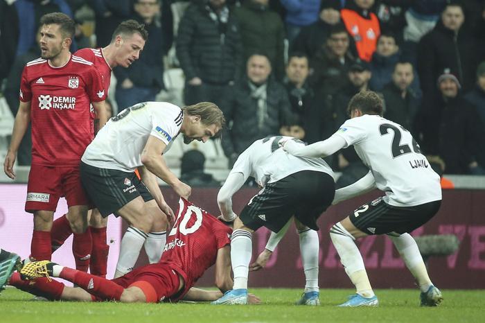 Beşiktaş - Sivasspor maçında büyük olay Fatih Aksoy ıslıklandı