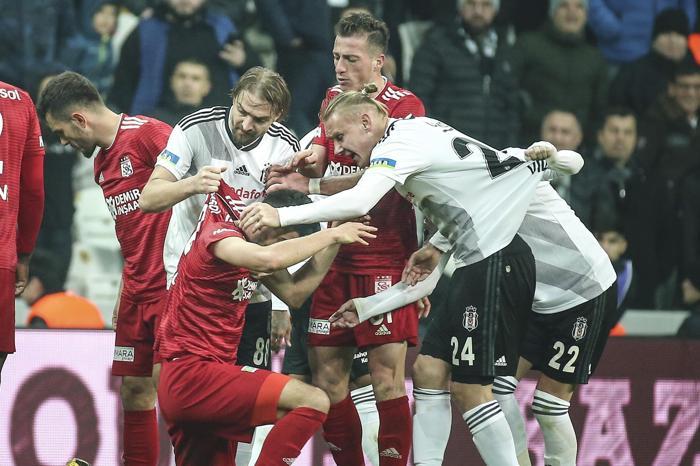 Beşiktaş - Sivasspor maçında büyük olay Fatih Aksoy ıslıklandı