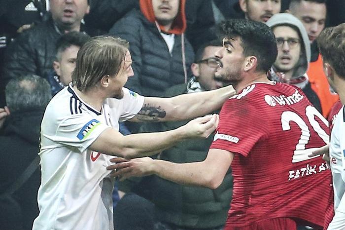 Beşiktaş - Sivasspor maçında büyük olay Fatih Aksoy ıslıklandı