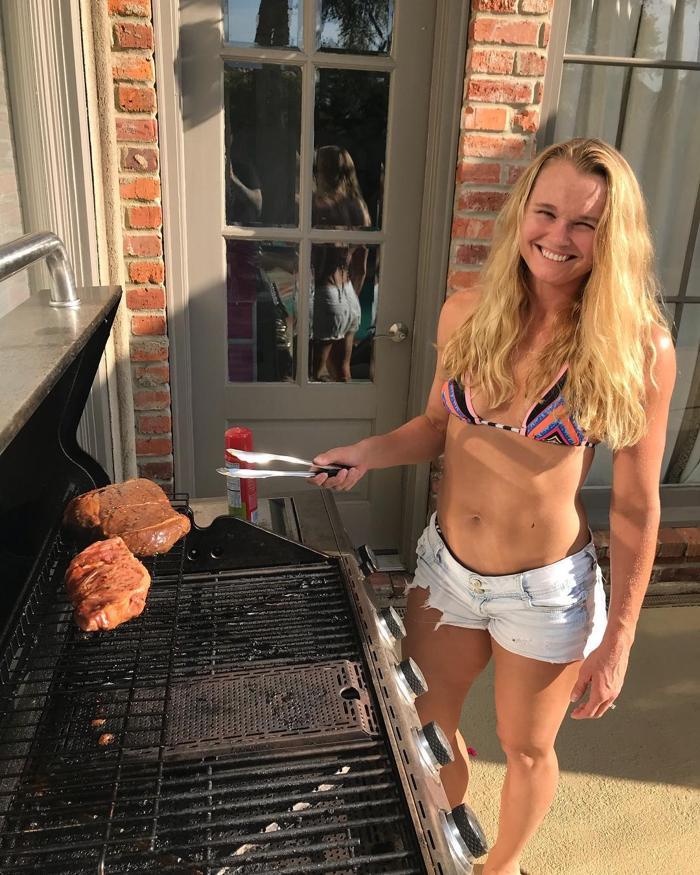 Amerikalı kick boksçu Andrea Lee takvim için soyundu