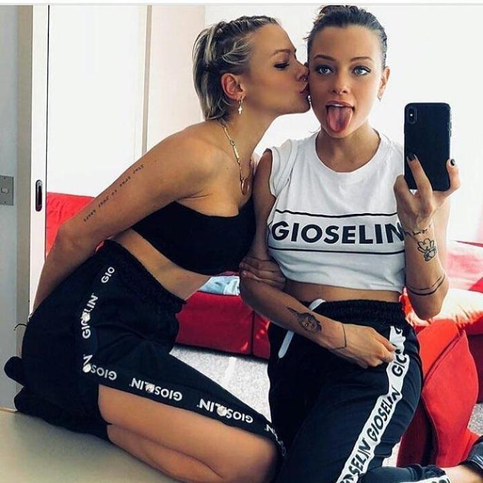 Futbolcu sevgilisiyle top oynarken koltuktan düştü