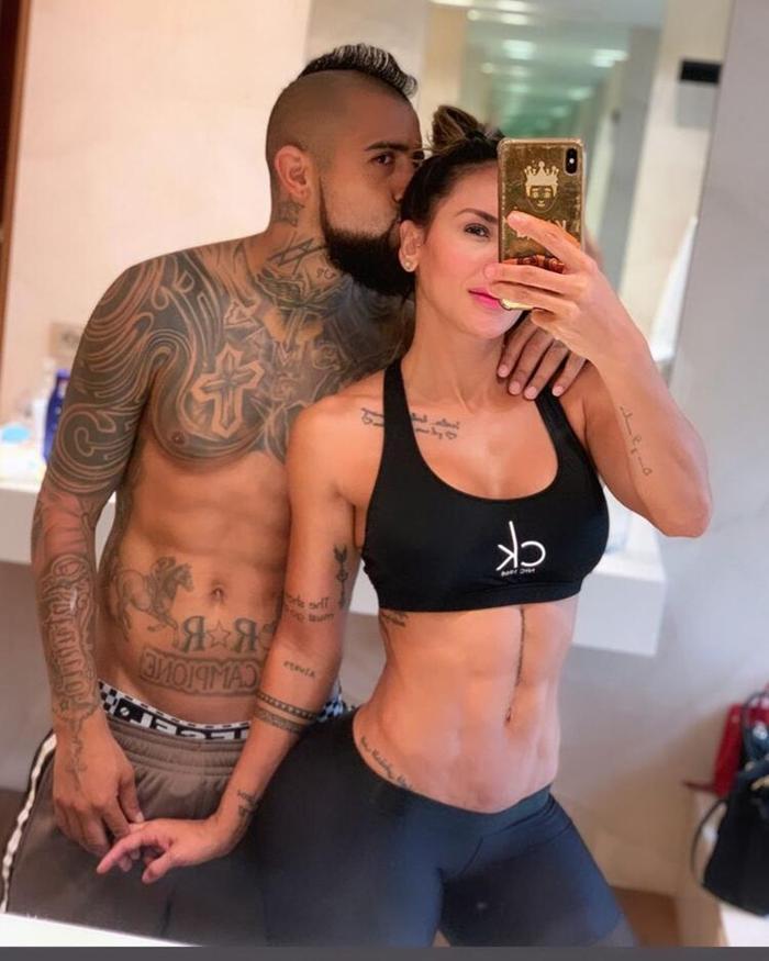 Transfer yuva yıktı Vidal ve fitness modeli sevgilisi Sonia Isaza...