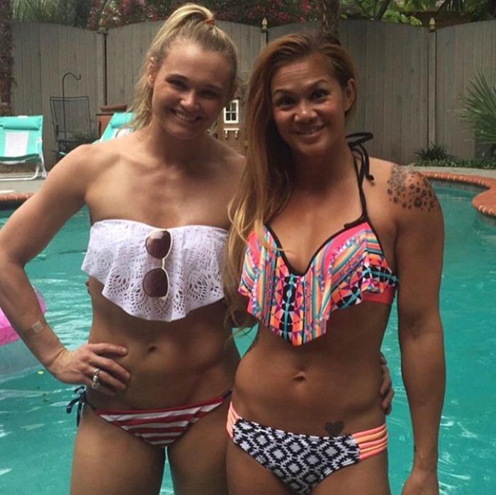Amerikalı kick boksçu Andrea Lee takvim için soyundu