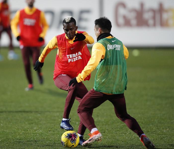 Galatasarayda yeni transfer Henry Onyekuru takımla çalıştı