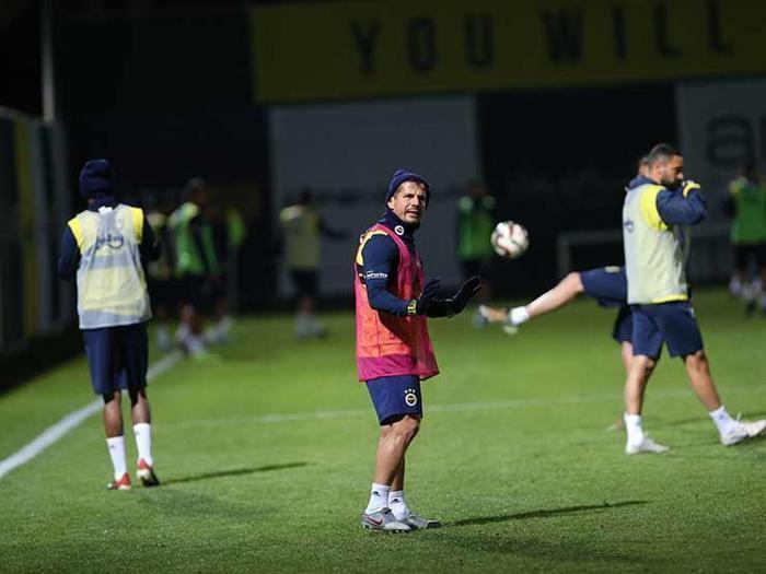 Fenerbahçe idmanında Emre Belözoğlu taktik verdi