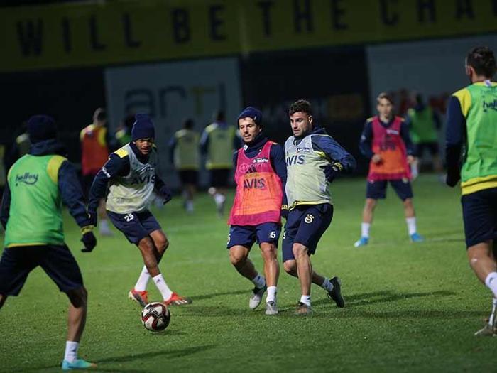 Fenerbahçe idmanında Emre Belözoğlu taktik verdi
