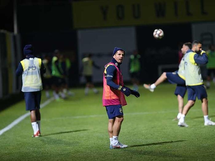 Fenerbahçe idmanında Emre Belözoğlu taktik verdi