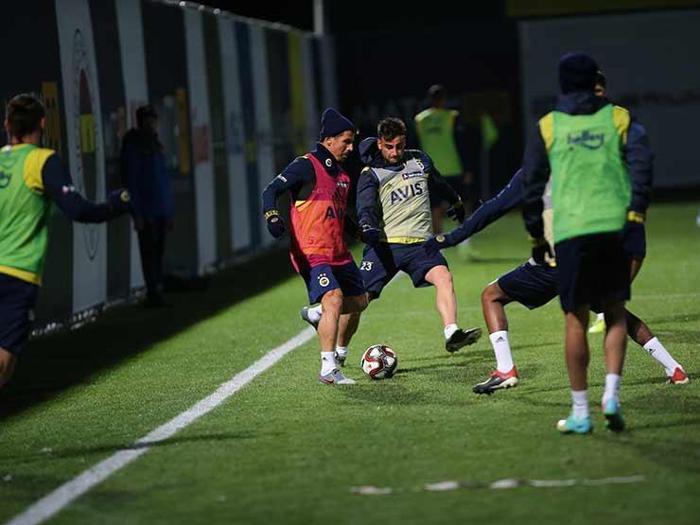 Fenerbahçe idmanında Emre Belözoğlu taktik verdi