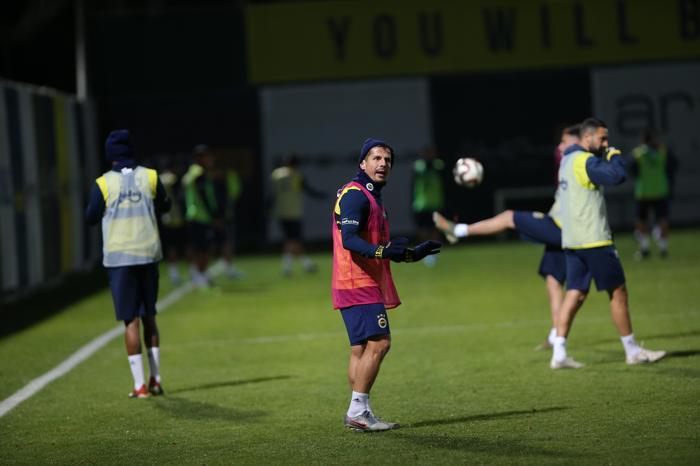 Fenerbahçe idmanında Emre Belözoğlu taktik verdi