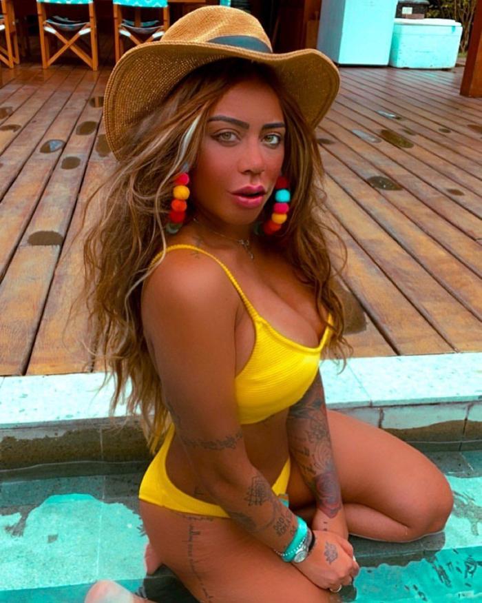 Neymarın kardeşi Rafaella tatil pozlarıyla yürek hoplattı