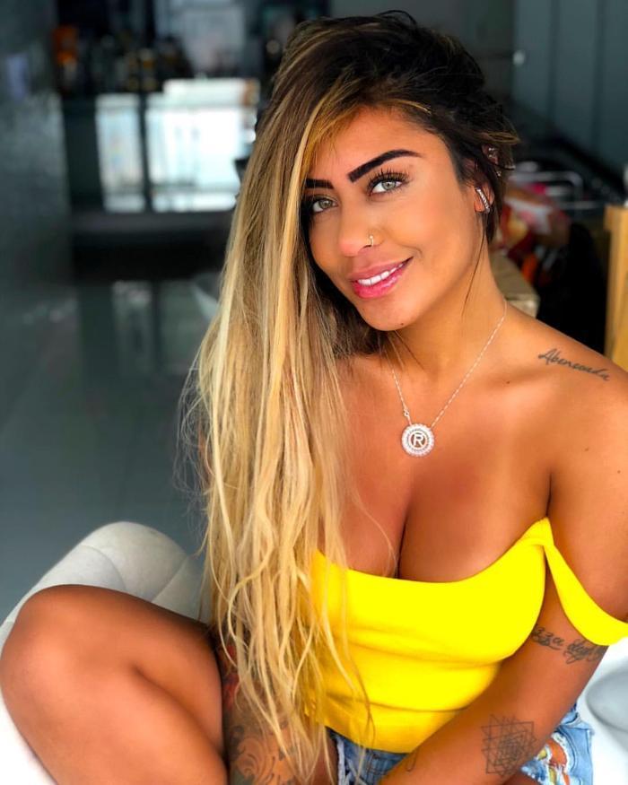Neymarın kardeşi Rafaella tatil pozlarıyla yürek hoplattı
