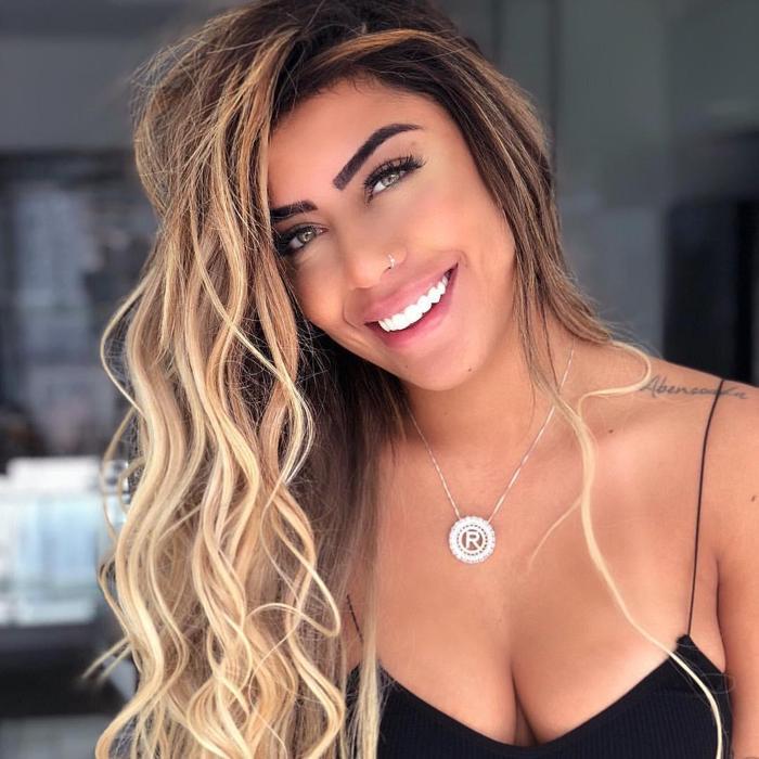 Neymarın kardeşi Rafaella tatil pozlarıyla yürek hoplattı