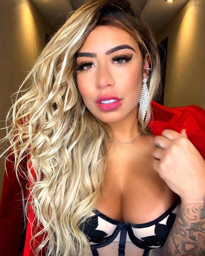 Neymarın kardeşi Rafaella tatil pozlarıyla yürek hoplattı